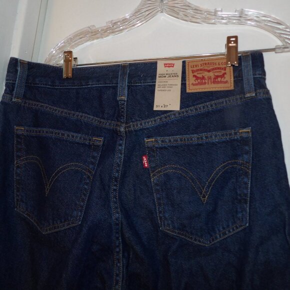 NWT Levi's High Waisted Darker Wash " Mom " Jeans Sz 31/27 - Picture 2 of 6